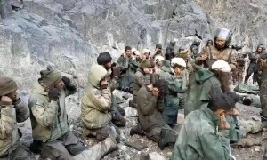 哥别动手，我是美国人！美国飞行员统一跪地投降是有标准的？