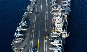 连烧30多小时，600水兵只能打地铺，福特号成了全球最“火”航母