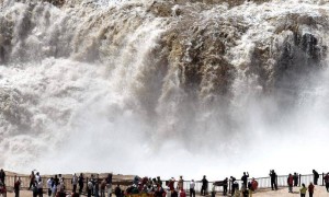 黄河全线开河 壶口瀑布迎来“桃花汛”春日奇景