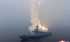 现场画面：金正恩登上“崔贤”号驱逐舰，观摩海对地战略巡航导弹试射