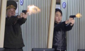 金正恩携女儿视察重要军工厂 体验手枪射击